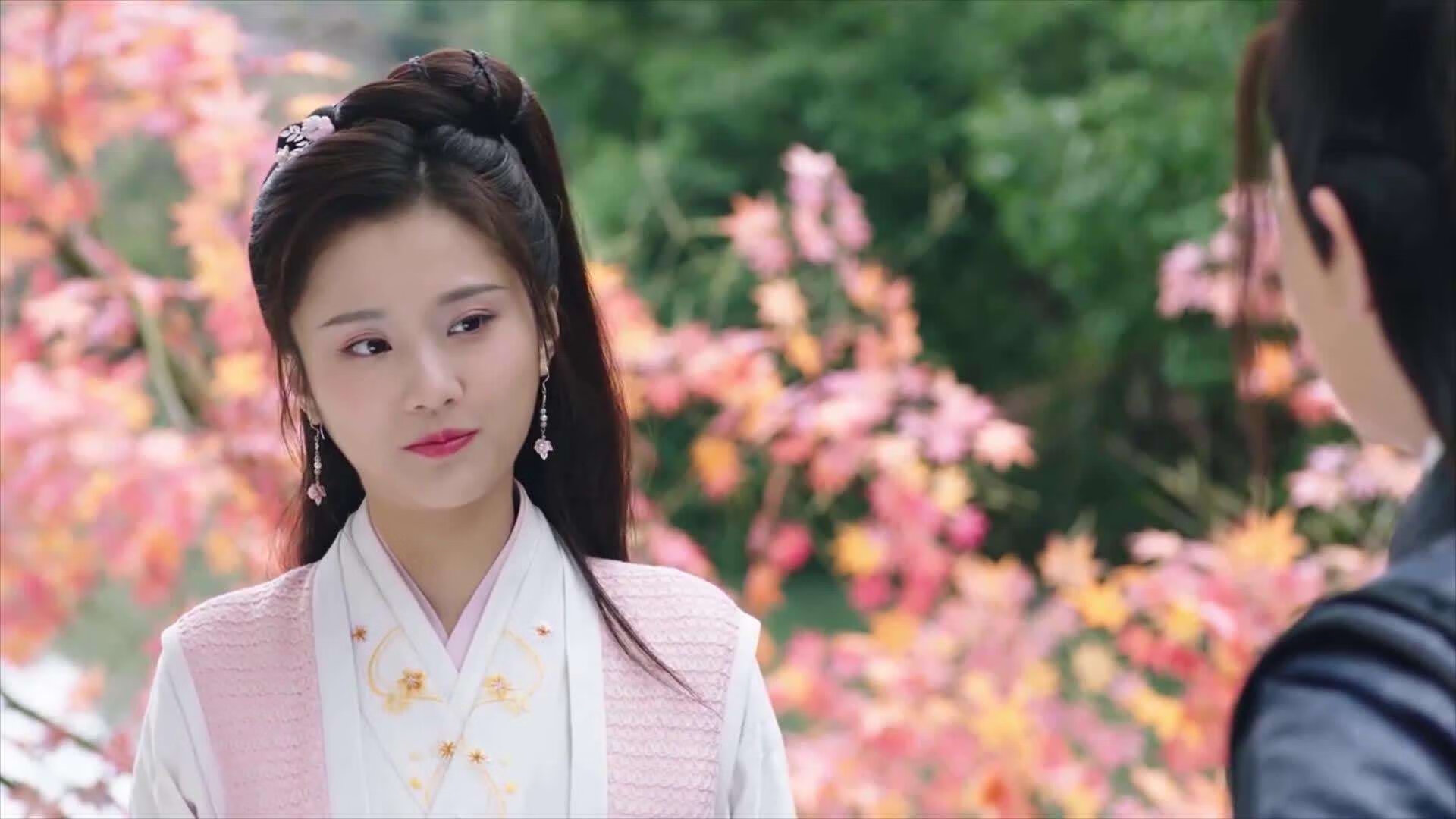 国家攀岩队训练注重动作连贯与节奏掌控,攀岩专项训练