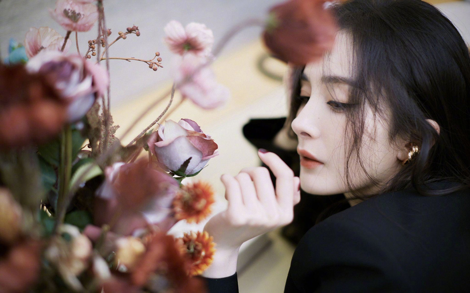 快船前锋在赛前热身中完成高难度扣篮,快船 扣篮